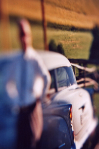 Mann vor Automobil, 2008, analoge Fotografie